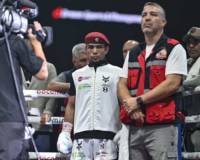 アフマダリエフ。右が弟のアントニオ・ディアスコーチ、背後にいるのが兄のジョエル・ディアスコーチ　©Hiroaki Finito Yamaguchi