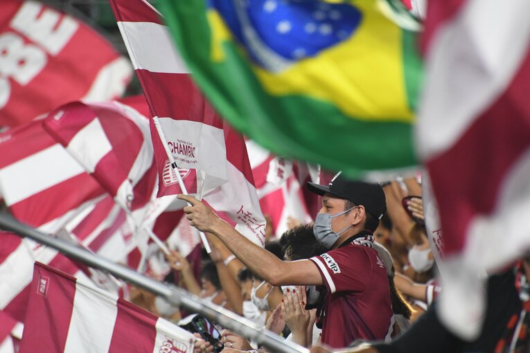 旗を振ってチームを鼓舞する神戸サポーター