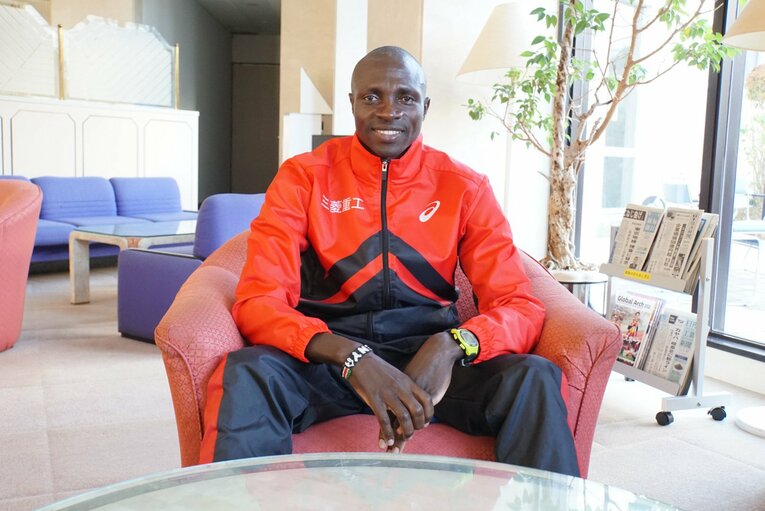 現在のオムワンバ（三菱重工マラソン部のコーチ）　©Number Web