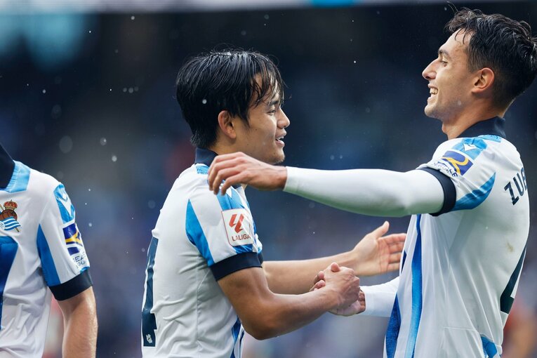 久保と3点目を挙げたスビメンディ　©Daisuke Nakashima