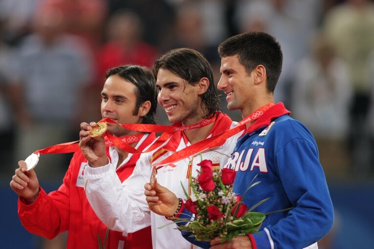 2008年北京五輪の表彰式。ナダルはスペイン人初の金メダリストに。ジョコビッチも若い！　©JMPA