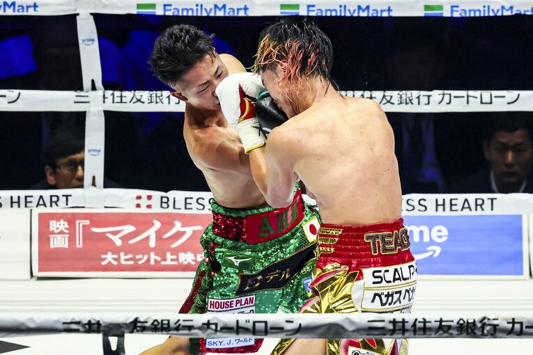 井上拓真の右アッパーが那須川天心の顔面をとらえた瞬間の連続写真（2枚目／4枚） ©Susumu Nagao