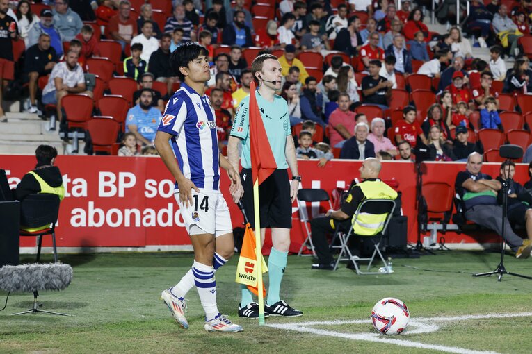 「久保建英と浅野拓磨が笑顔で握手」4年ぶり日本人対決で敗戦にイラ立っても久保がスペイン語で語った「荷車を引くんだ」…カメラマンが見た事実(9)