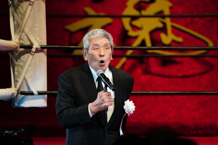 発起人として挨拶する坂口征二