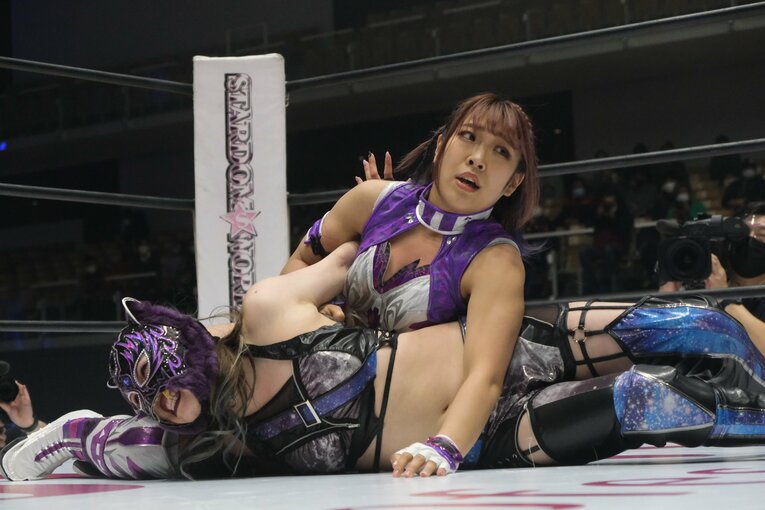 飛び技、関節技などAZMはオールラウンドな実力を誇る