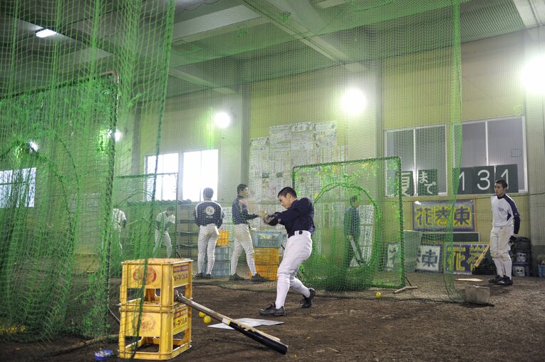 花巻東高校探訪（2010年撮影）室内練習場でトレーニングする部員たち©Asami Enomoto