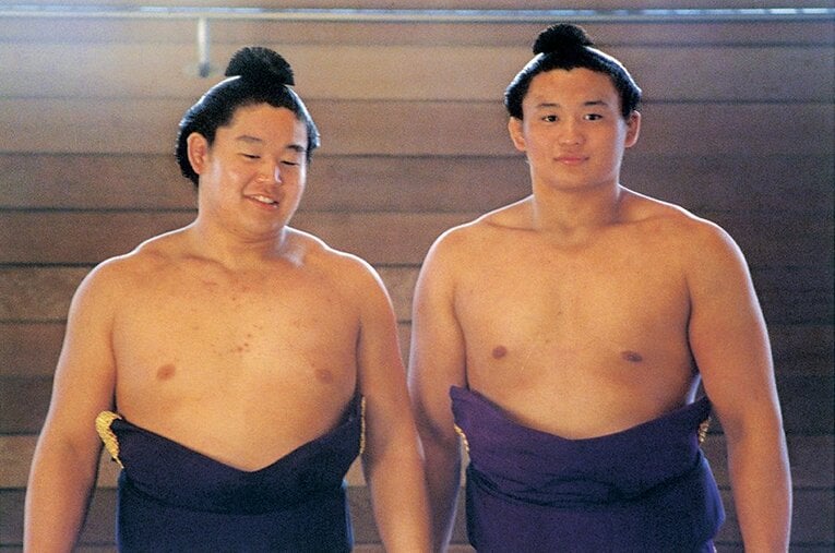 相撲ブーム真っ盛りの頃の若花田（左）と貴花田。日本列島が2人の取組を固唾をのんで見守った。 ／ photograph by BUNGEISHUNJU