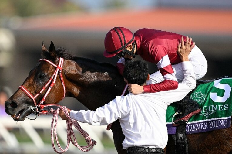 BCクラシックを制したフォーエバーヤングをねぎらう坂井瑠星。有馬記念では同馬主・同調教師のシンエンペラーに騎乗する ／ photograph by Getty Images