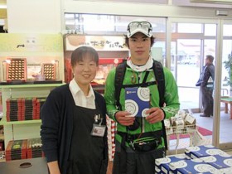 鳥取の砂丘会館売店に勤務されている山部聡美さん。食料の面でお世話になりました！