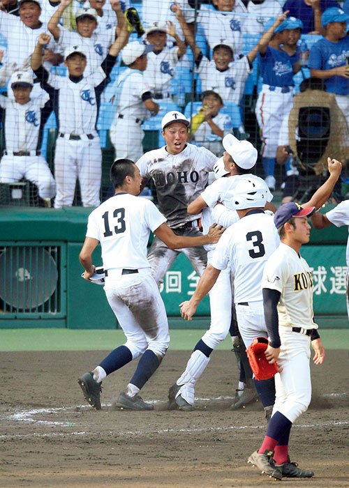 9対2から終盤3イニングで東邦が試合をひっくり返した。光星のエース桜井（手前）は試合後、「全員が敵だと思った」と悲痛なコメント