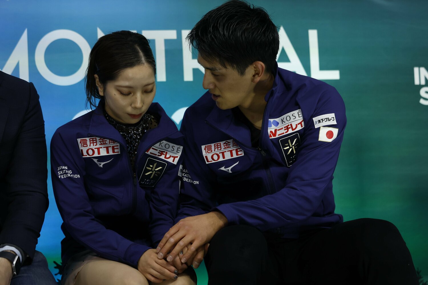 キスアンドクライで硬い表情の三浦を労う木原　©JIJI PRESS