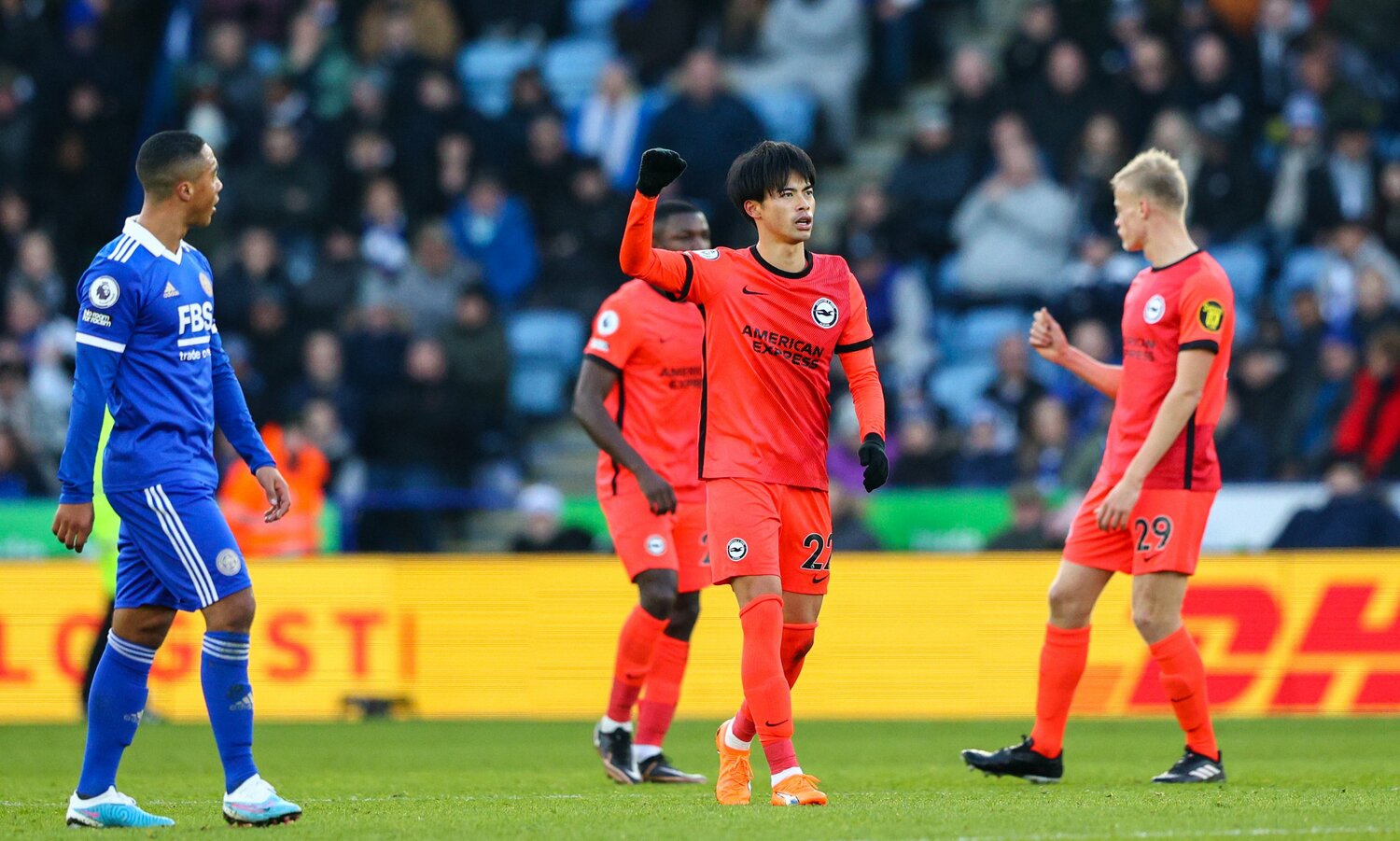 現地時間1月21日の第21節レスター戦で見事なゴールを決めた三笘薫　©Getty Images