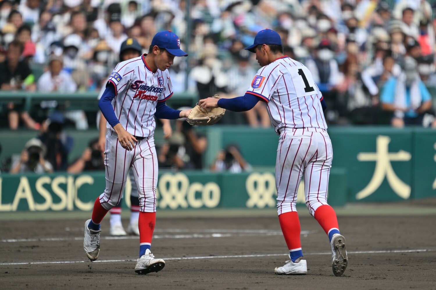 昨夏の下関国際、幾度となく見られた左腕・古賀康誠から右腕・仲井慎への継投　©Hideki Sugiyama