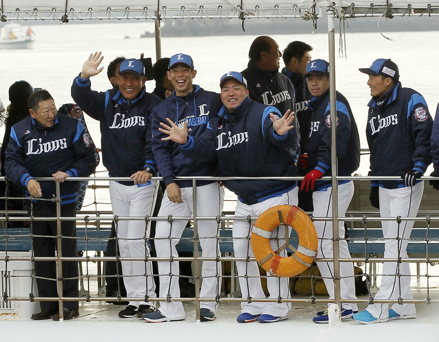 19年2月、キャンプ地・宮崎日南で海上パレードを行った西武ナイン　©︎KYODO