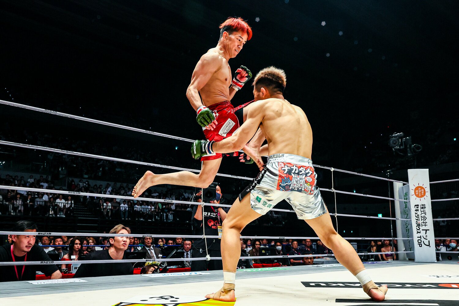 1ラウンド、タックルのフェイントから飛びヒザ蹴りを狙う ©RIZIN FF Susumu Nagao