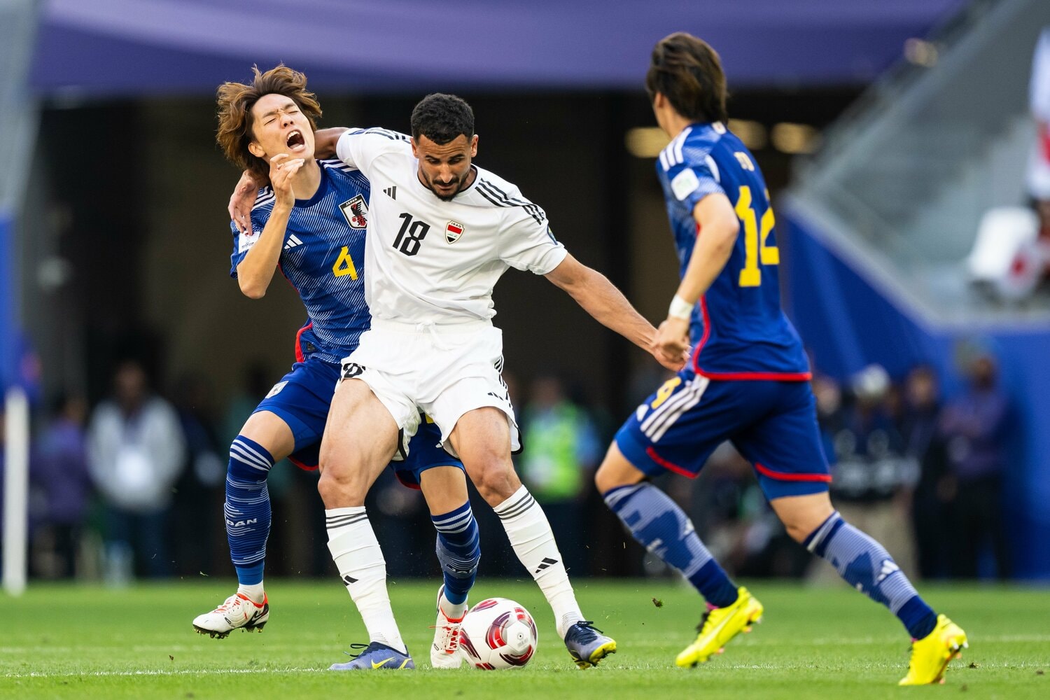 板倉滉を背負いながらボールをキープするイラクのアイマン・フセイン　©Getty Images