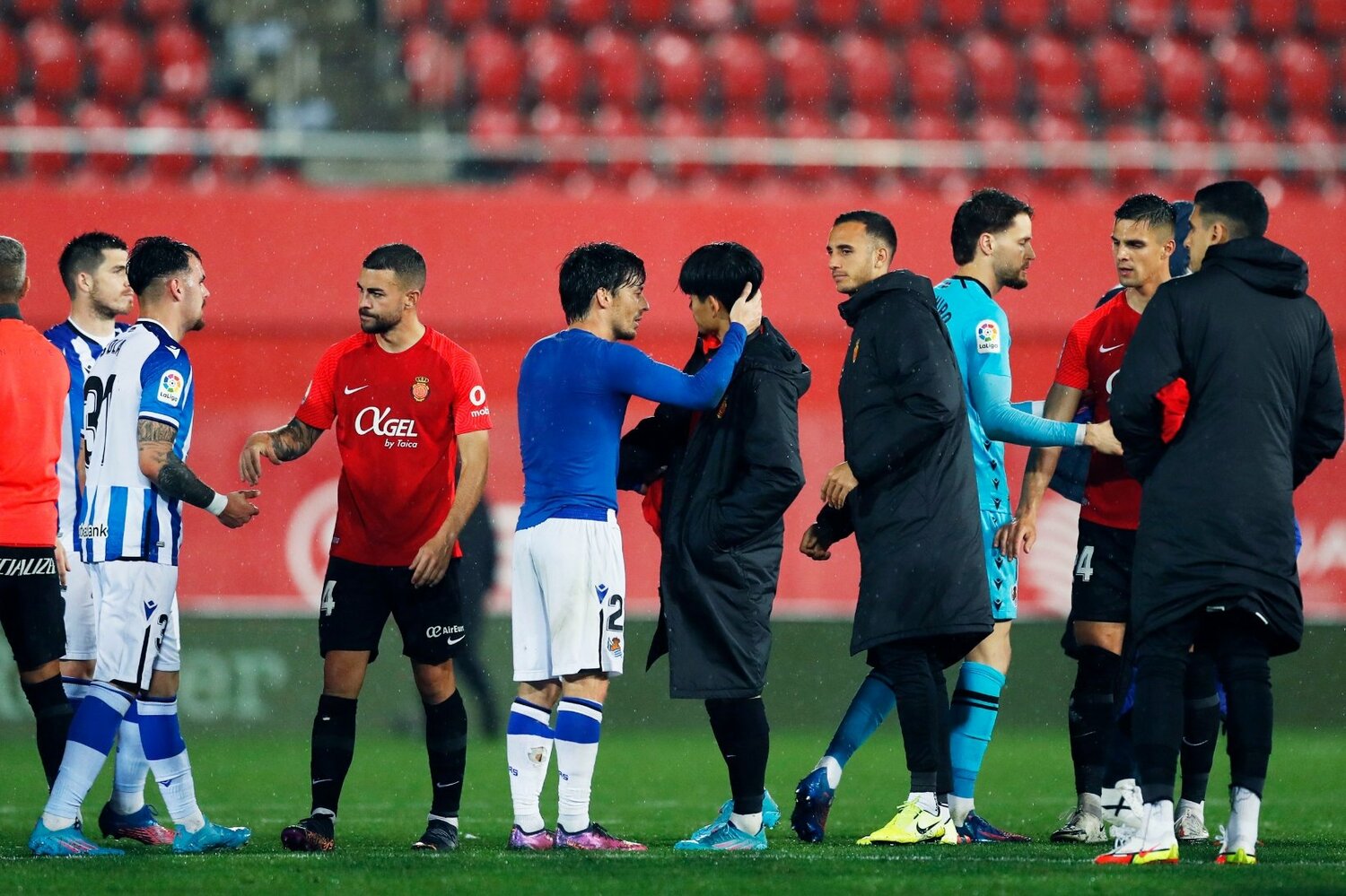 試合後、マジョルカ時代の久保と……　©Daisuke Nakashima