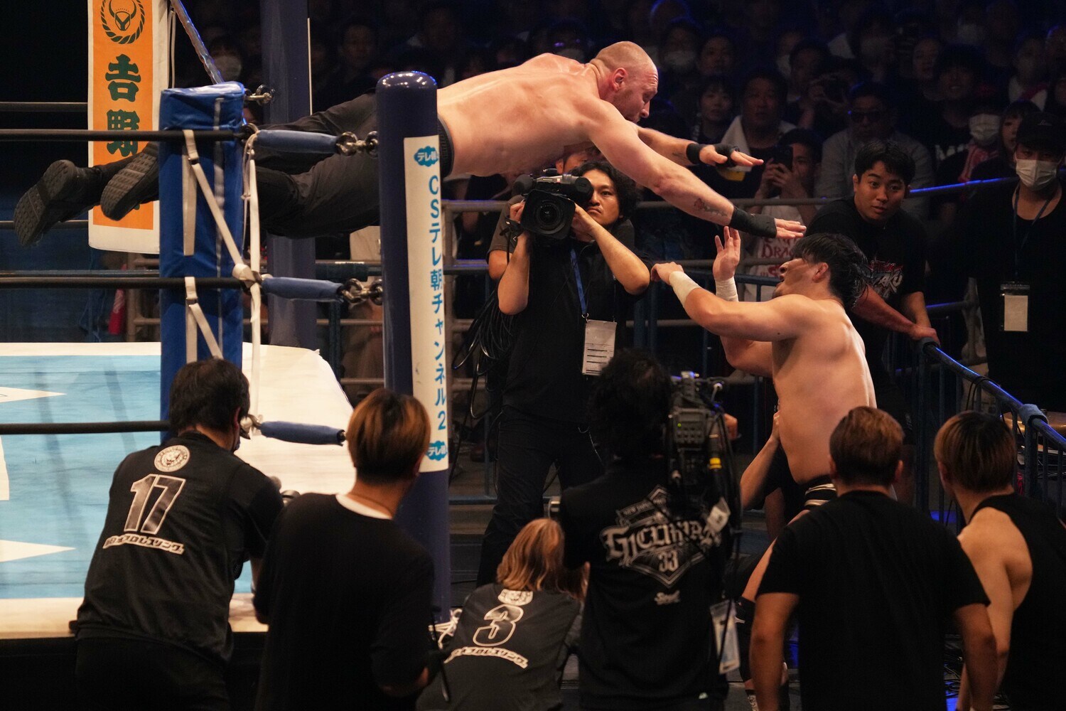 場外の成田蓮にトペ・スイシーダを発射するジョン・モクスリー　©Essei Hara