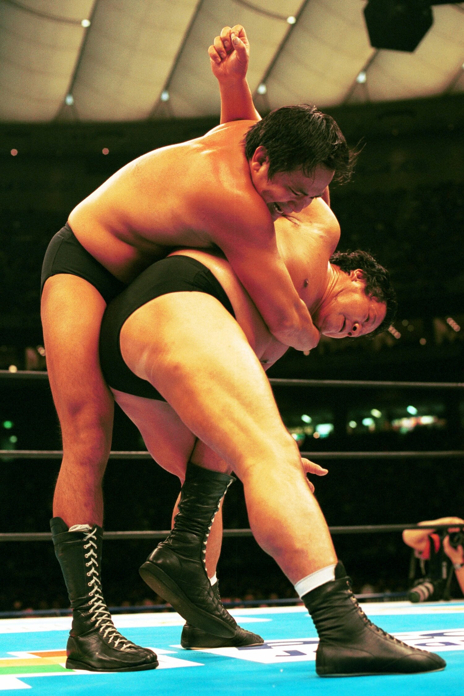 藤波辰爾にコブラツイストをかける西村修。2003年1月4日、東京ドーム　©Essei Hara