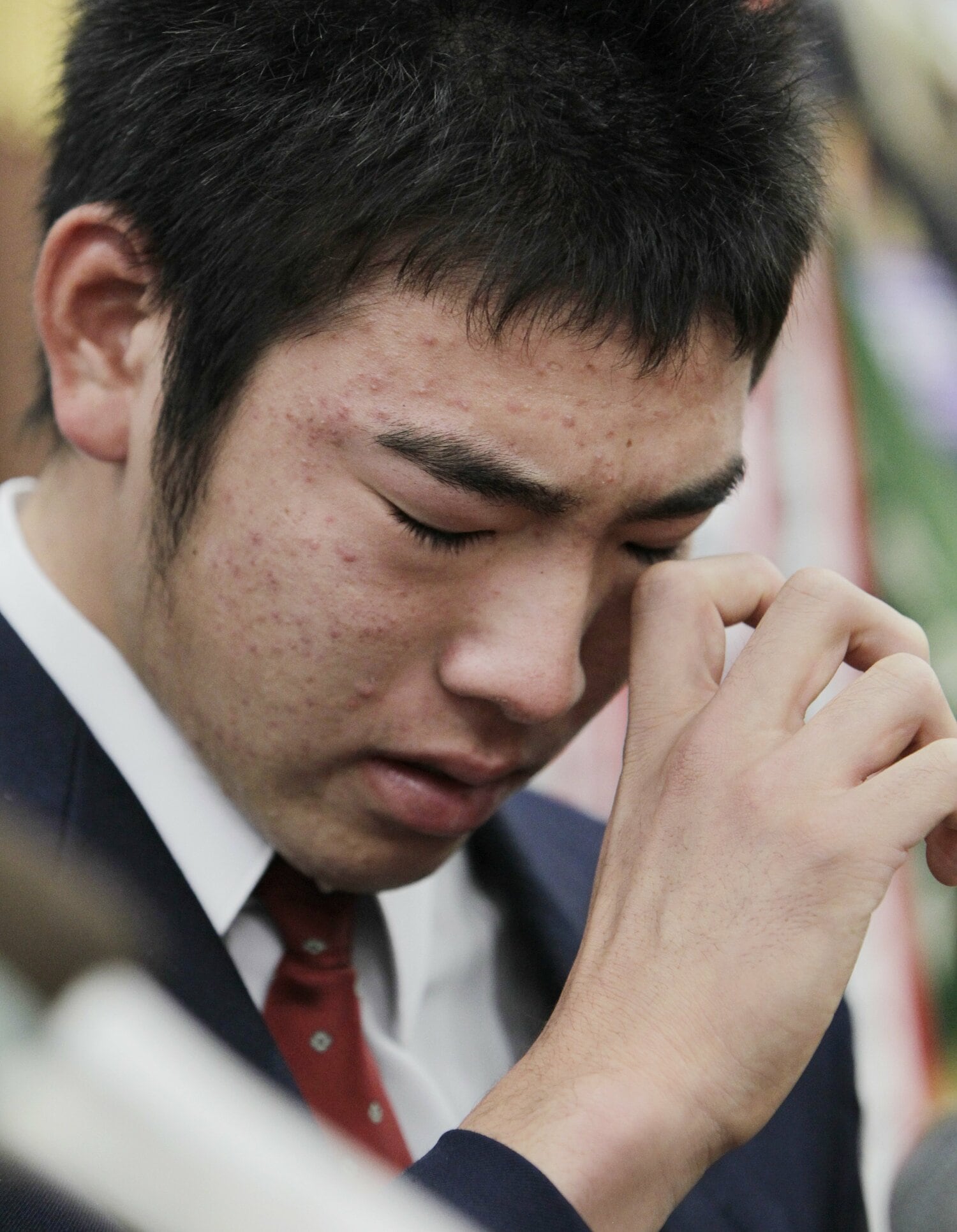 「メジャー挑戦」の夢を抱きながらも国内のプロ野球でプレーすることを表明した記者会見で涙を拭う菊池雄星　©️JIJI PRESS