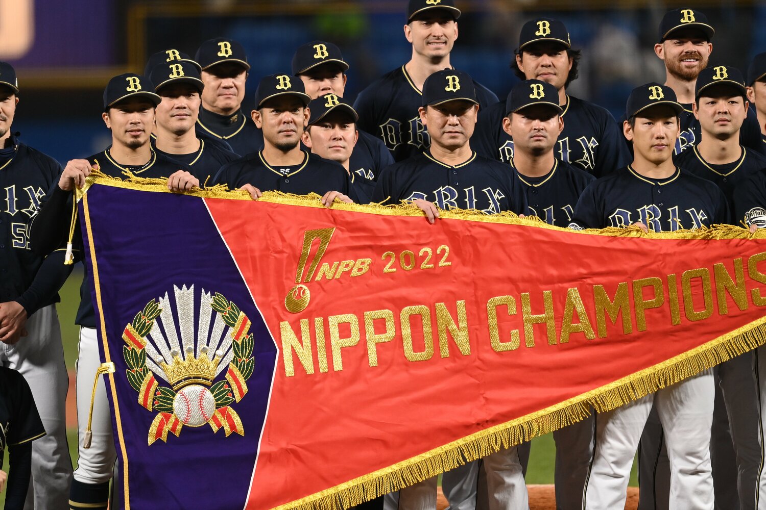中嶋監督の横で日本一のペナントをもつ比嘉（中央左）　©︎Naoya Sanuki