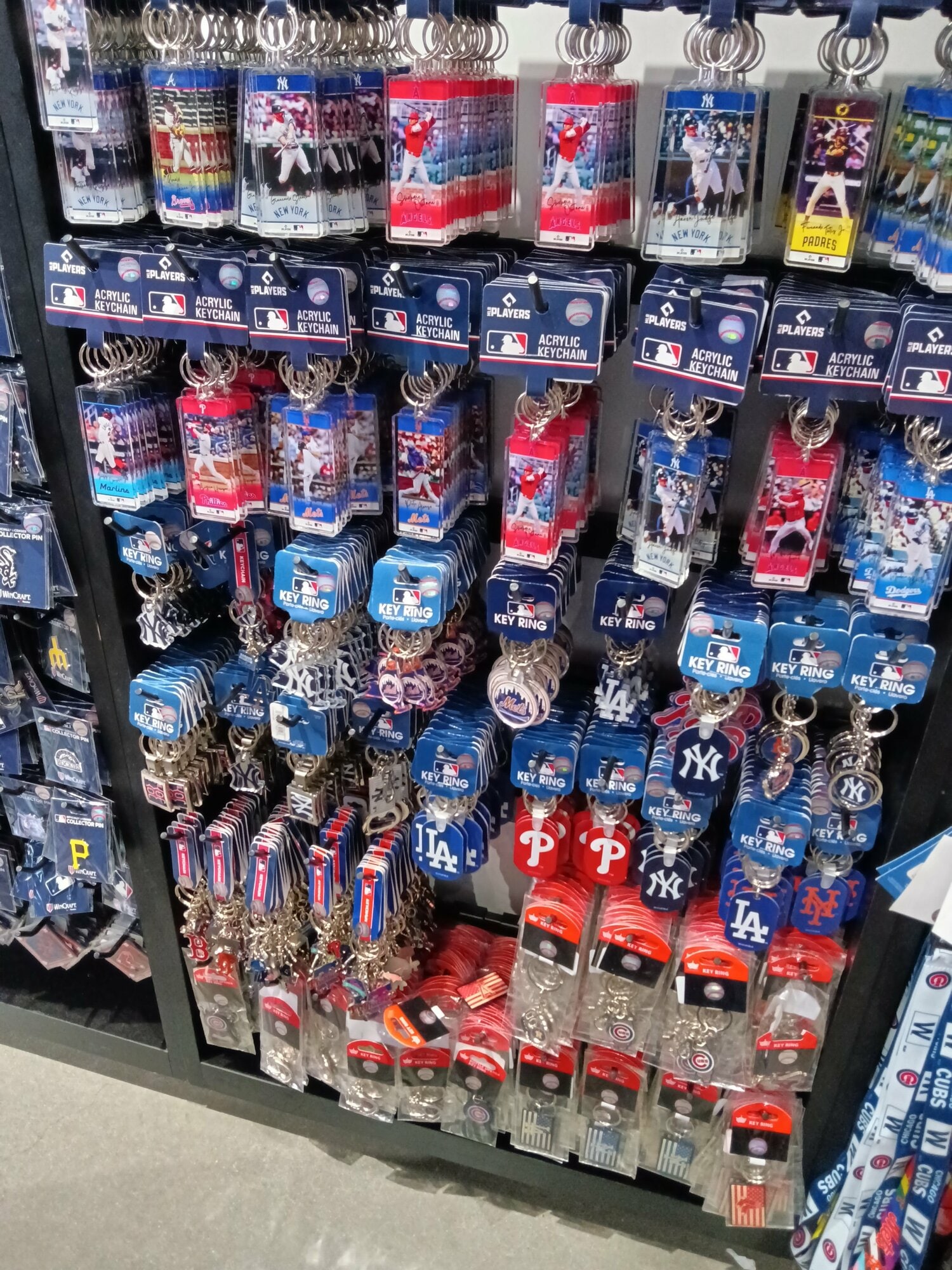 大谷だけ3フック並ぶキーホルダー。ニューヨークにあるMLBの巨大な旗艦店にて ©Shoko Mizutsugi