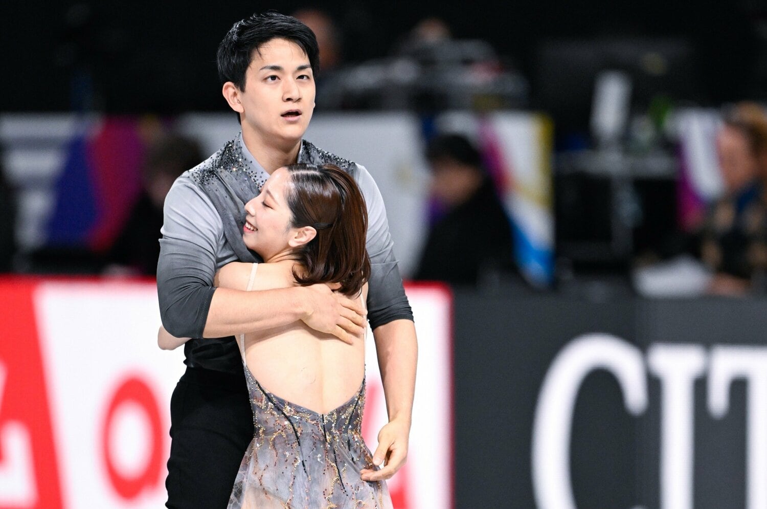 りくりゅうの“対照的な表情”のワケは…木原龍一「（優勝に）届かないな…」三浦璃来「最後までやりきれたガッツポーズ」GPファイナル現場ウラ側＜Number Web＞ photograph by Asami Enomoto