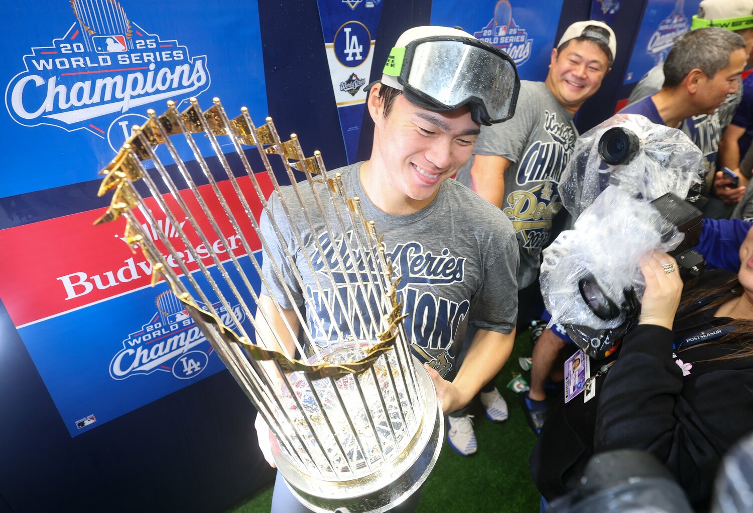 ワールドシリーズのトロフィーを手にする山本。園田通訳もニッコリ　©JIJI PRESS