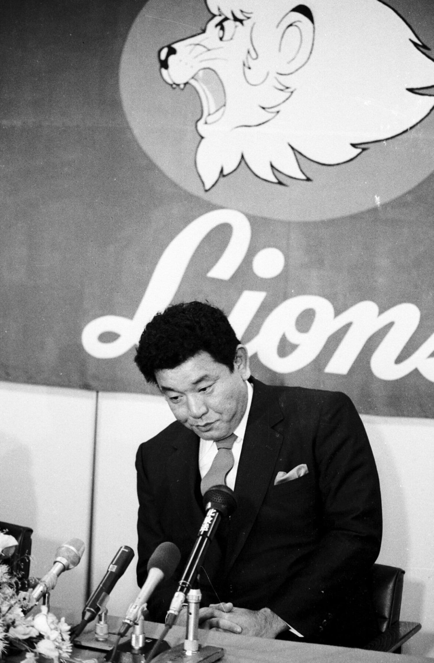 1984年11月12日、西武退団会見。下を向く江夏　©Sankei Shimbun