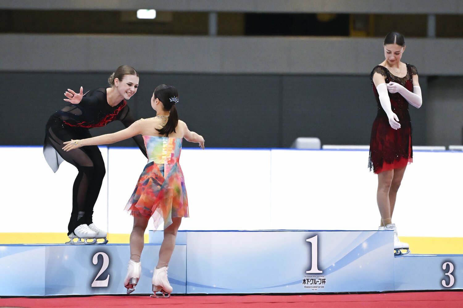 表彰式では2位となったイグナトワとハグを交わすシーンも　©️Asami Enomoto