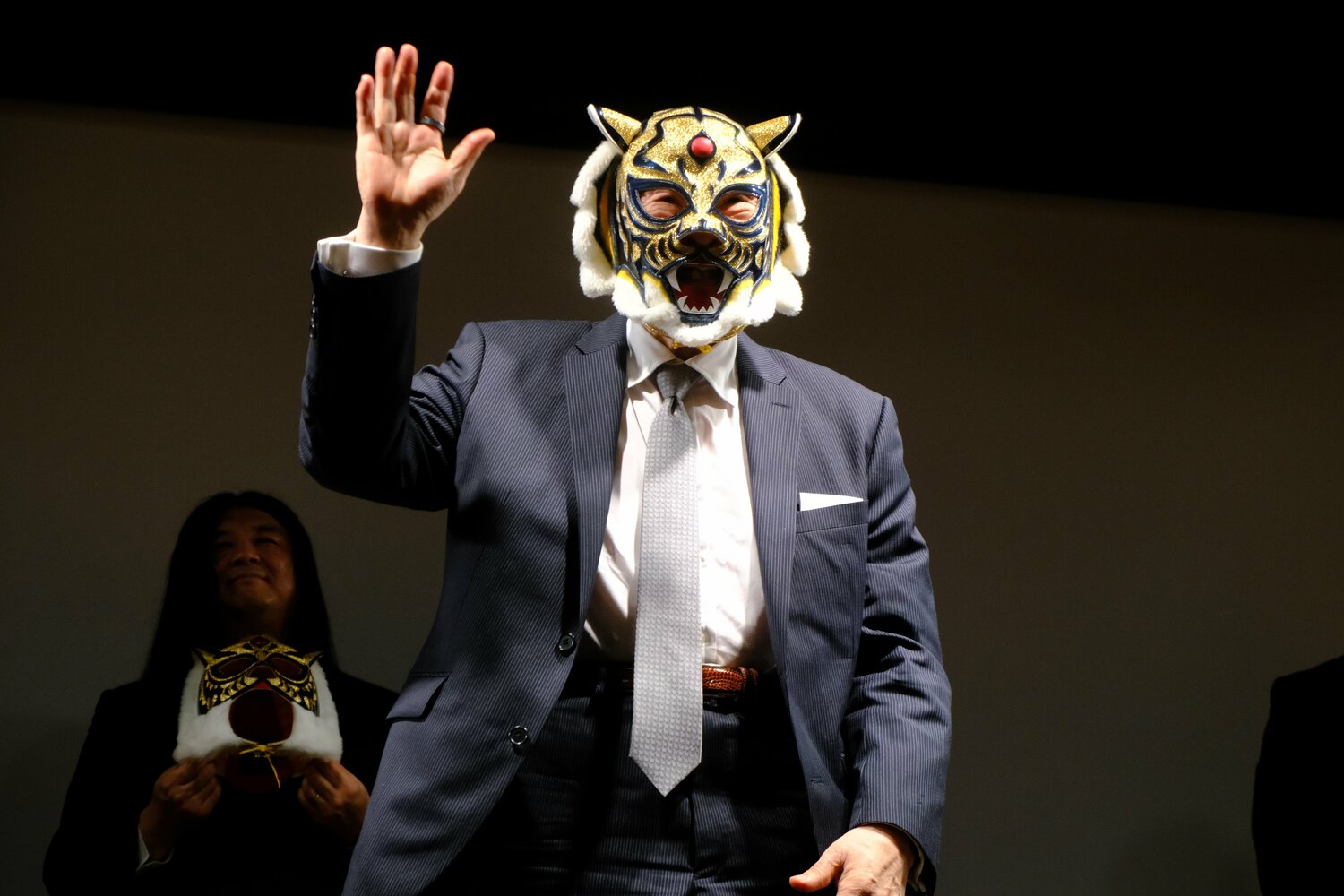イベントで観客に応える佐山 ©Norihiro Hashimoto
