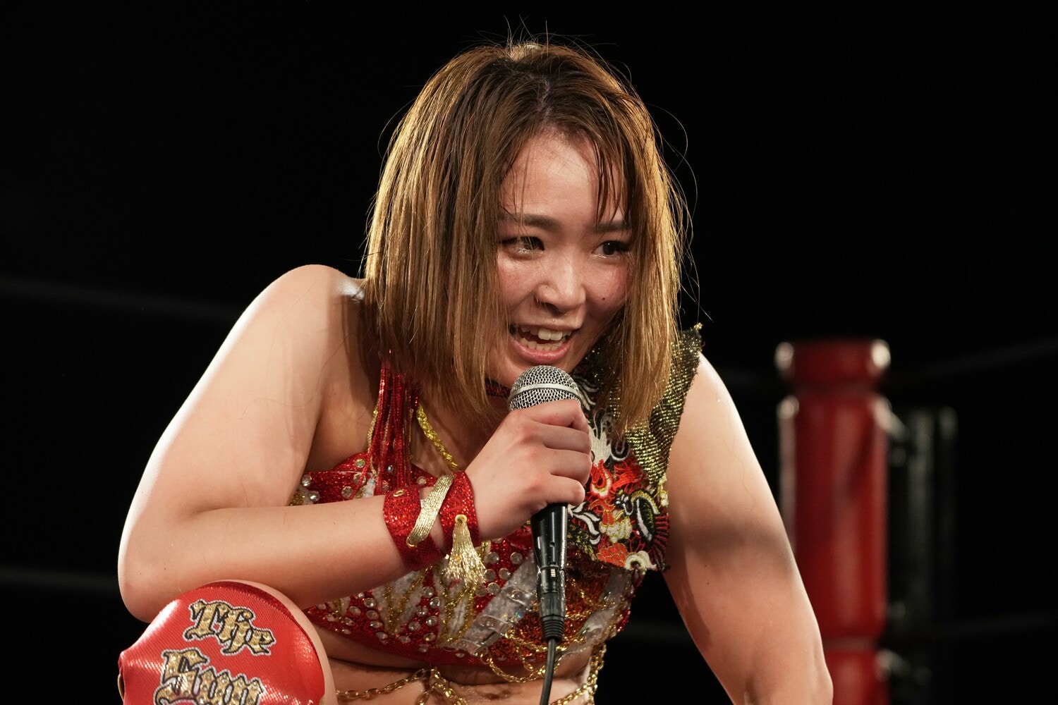 試合後、笑顔でマイクを握るSareee