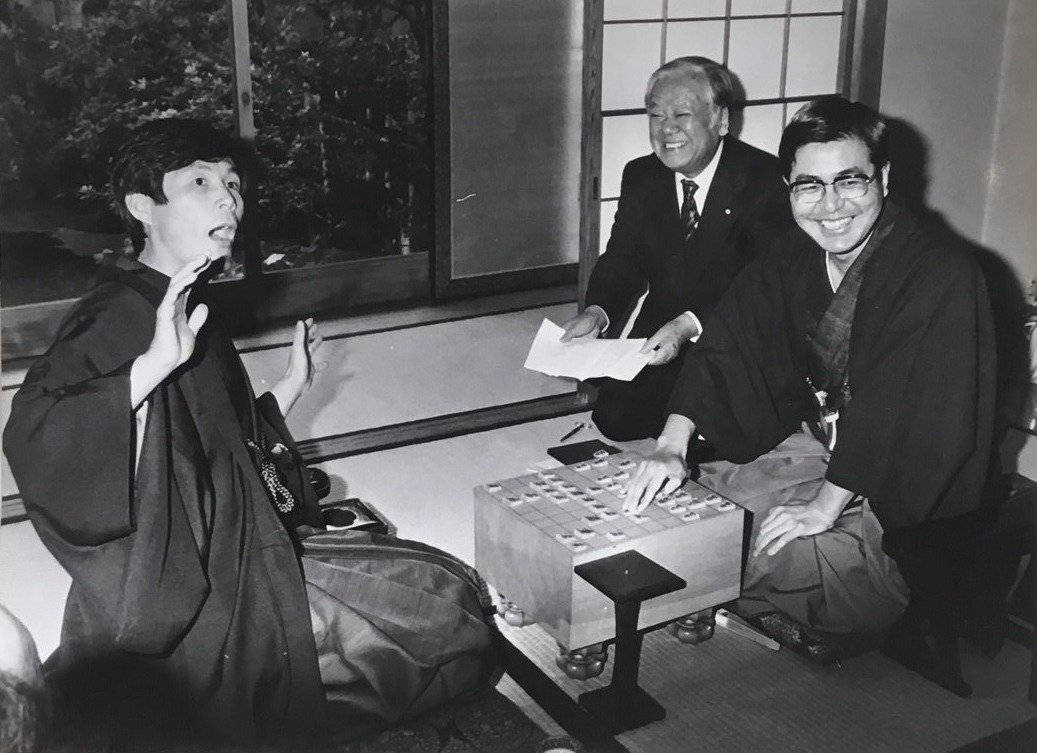 あるタイトル戦での光景。左のおどけた姿は米長　©Noboru Tamaru