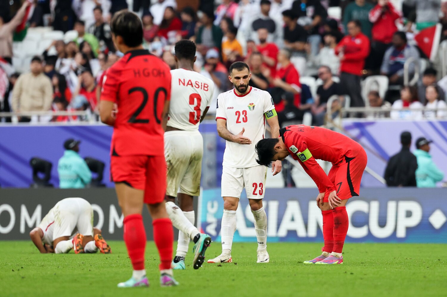 試合後、膝に手をつくソン・フンミン。まさかの大苦戦となった　©︎Getty Images