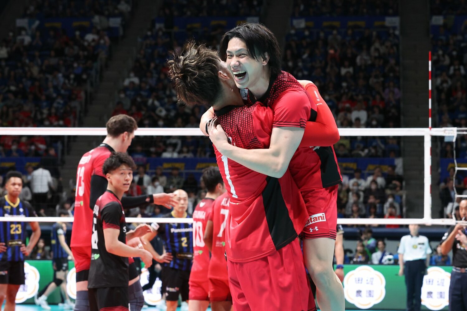 小野寺に飛びつく大宅 ©︎JVL