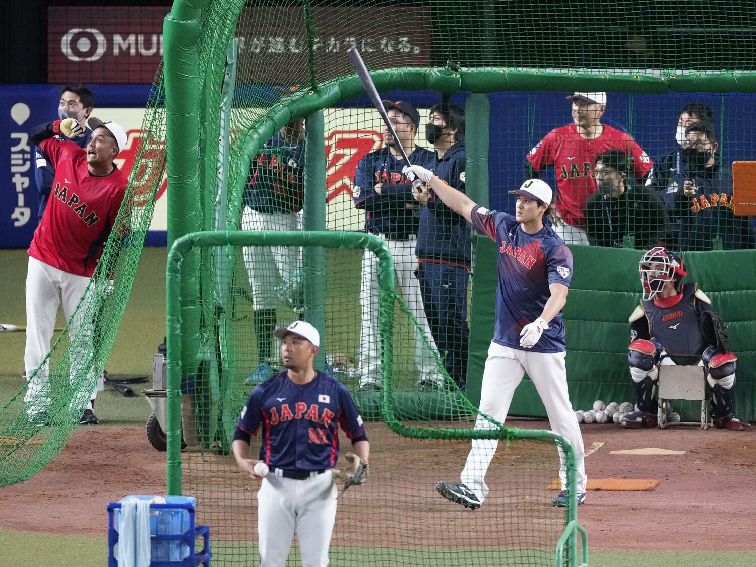 大谷の打撃練習にスタッフ、ヌートバー（左端）らもビックリ　©Kyodo News