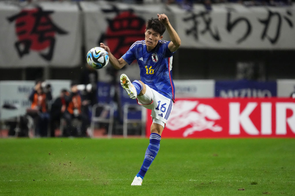 後方からビルドアップする冨安　©Etsuo Hara／Getty Images