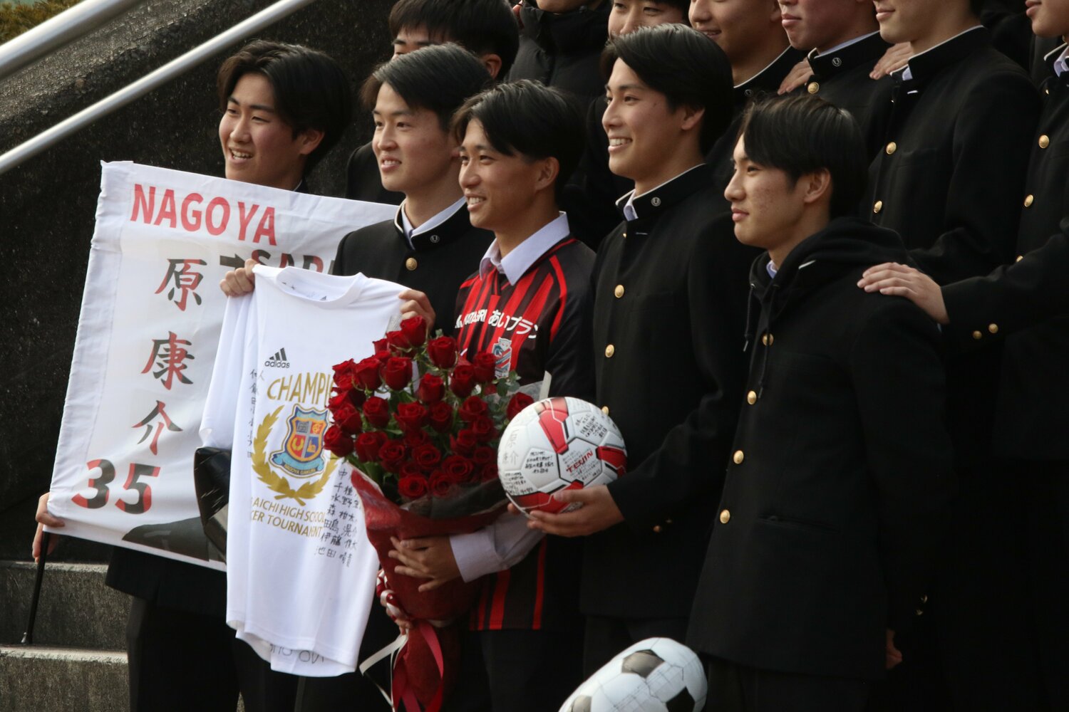 仲間たちに囲まれる原　©︎Takahito Ando