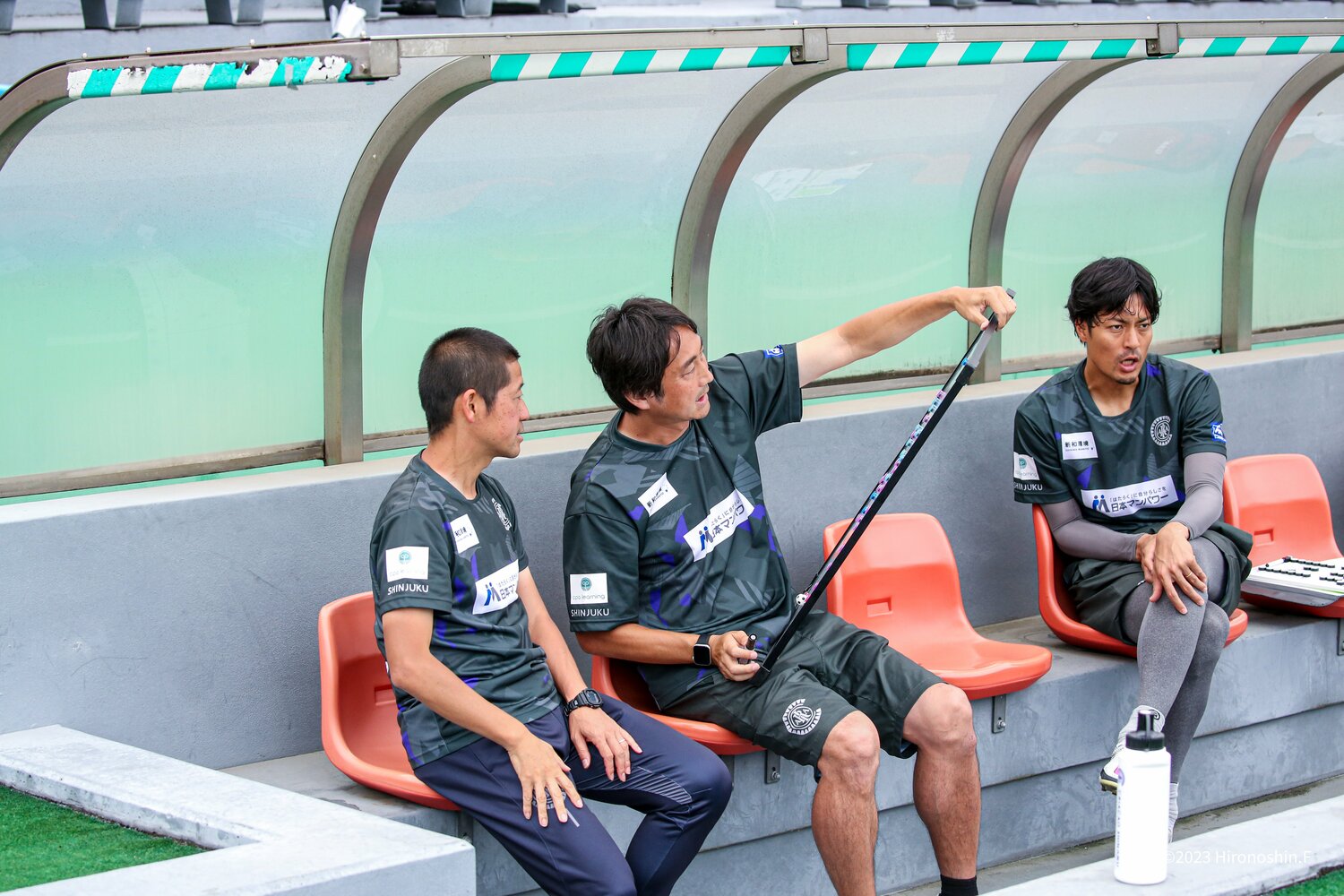 成山一郎・前監督（左）と戦術を話し合う北嶋。右は、GKコーチを務める柏レイソルなどでプレーした桐畑和繁　©︎Criacao