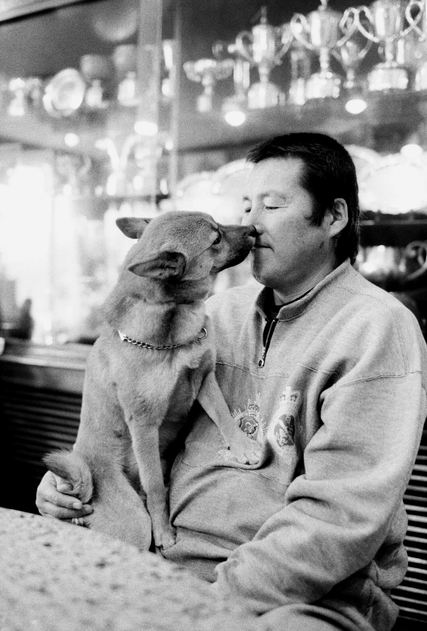 愛犬と戯れる尾崎将司（1997年）　©Tadashi Shirasawa