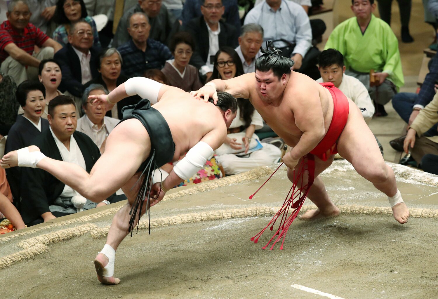 2017年秋場所で、横綱・日馬富士を豪快なはたき込みで倒す阿武咲　©︎JIJI PRESS