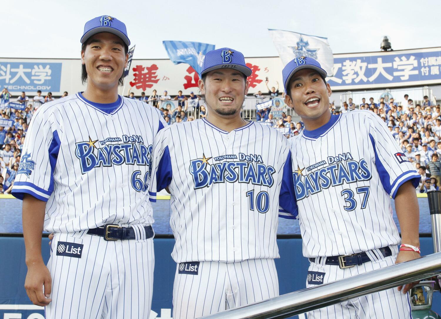 プロ初本塁打の試合で白根（左）は戸柱、桑原とともにお立ち台に立った　©Kyodo News