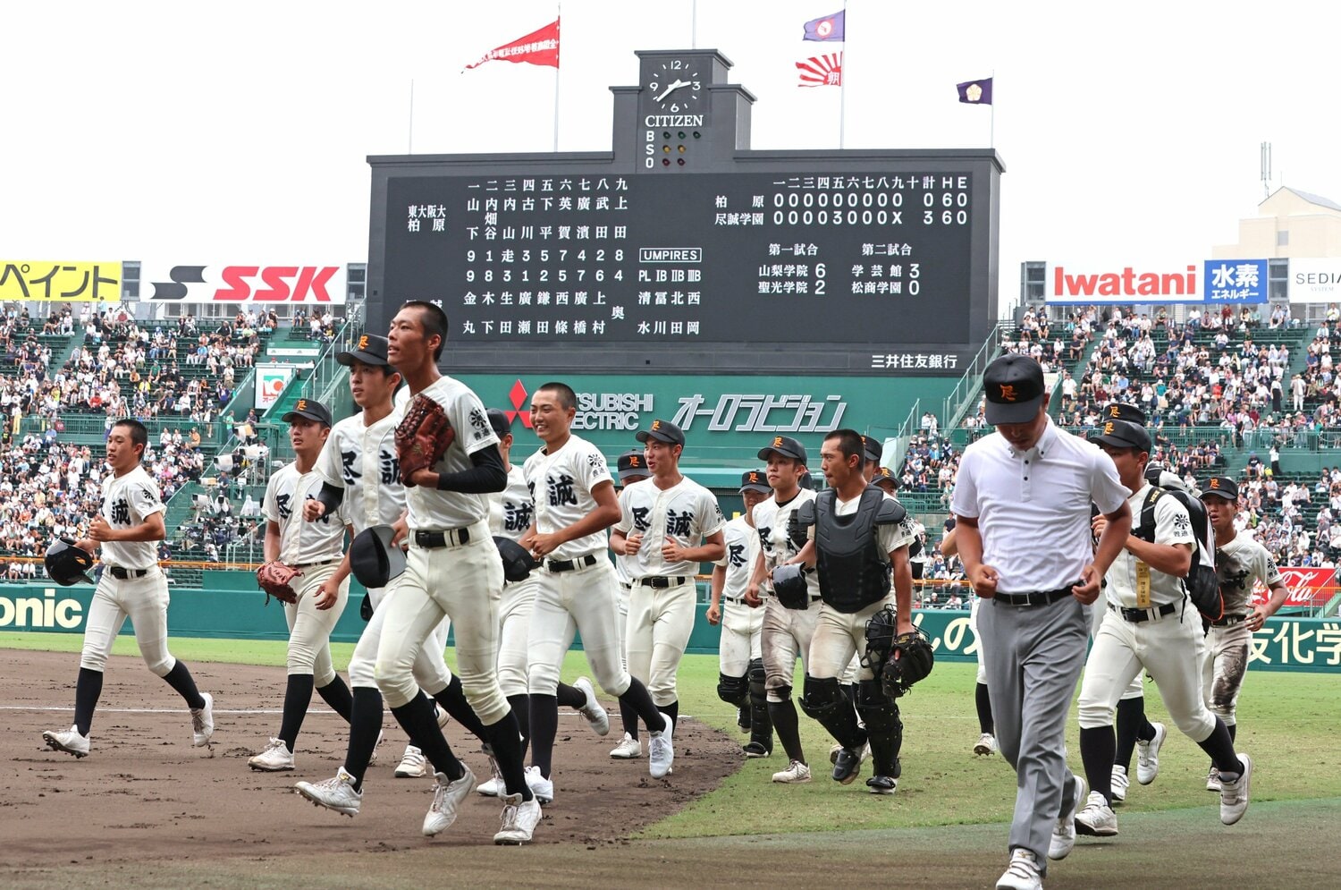 「揉め事になるのは“言い方”の問題」…今夏の甲子園“同時に2校を全国に導いた”27歳コーチが語った指導の肝は？「上からじゃなく、同じ高さで」＜Number Web＞ photograph by Sankei Shimbun