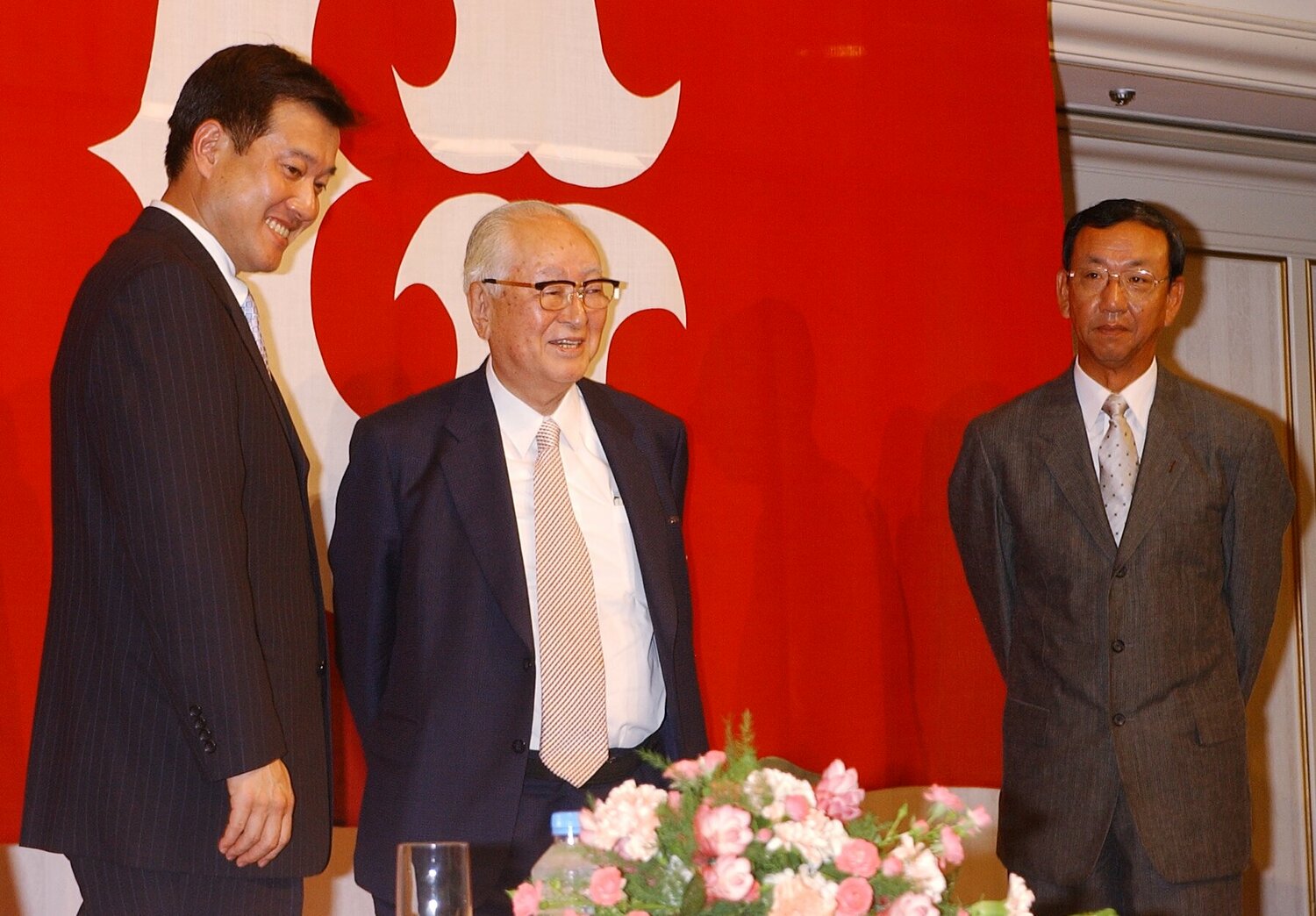 2003年9月、原辰徳監督の辞任記者会見で。笑顔を見せる原監督と渡辺恒雄オーナー、堀内恒夫次期監督　©JIJI PRESS