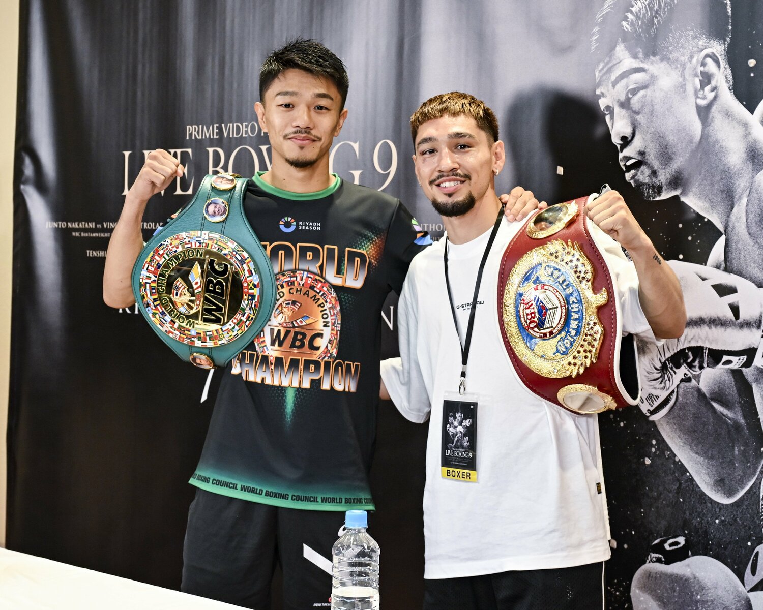 地獄の砂漠トレをともにしたWBO世界フライ級王者のアンソニー・オラスクアガと試合後に笑顔で2ショット　©︎Hiroaki Yamaguchi