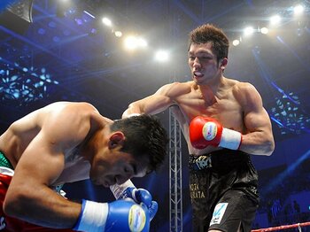 最激戦区で世界を狙う村田諒太の多彩な“武器”。~プロ4戦目KO劇を生んだ探究心~<Number Web> photograph by BOXING BEAT