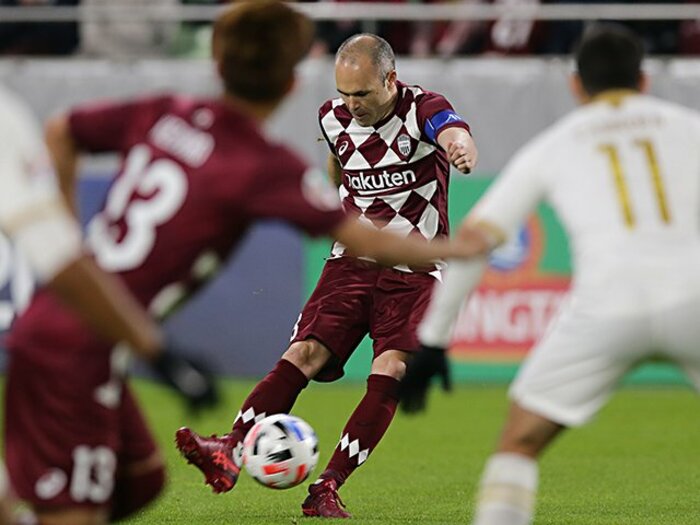 イニエスタの調整力、FC東京の前線。水沼貴史が挙げるJ1必見のタレント。＜Number Web＞ photograph by J.LEAGUE
