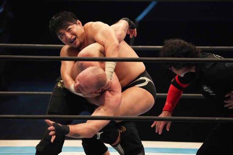 コブラツイストでジョン・モクスリーを攻める成田蓮　©Essei Hara