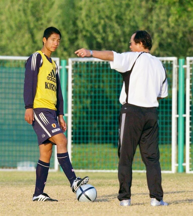 アテネ五輪最終予選で平山相太（左）にアドバイスを送る釜本邦茂　©︎JIJI PRESS