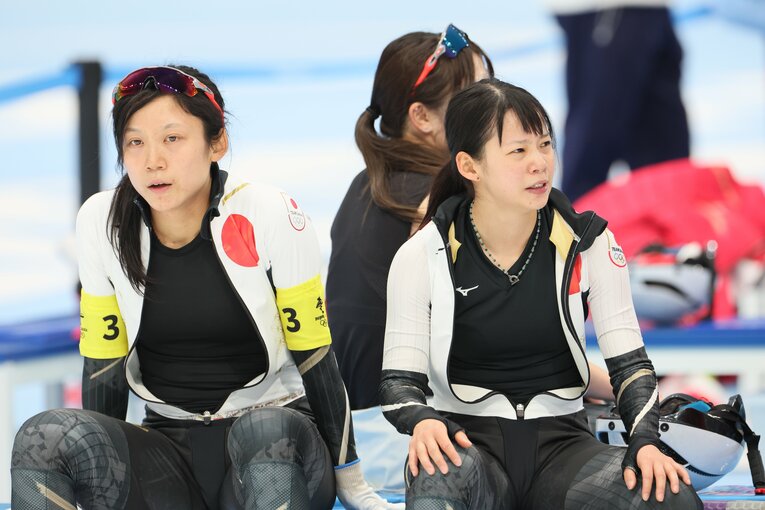 北京五輪チームパシュートの決勝で転倒して悔し涙を流した菜那さん（右）は大会後に現役引退した　©Kaoru Watanabe/JMPA